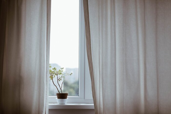 Ikkunaverhot suojaavat valolta.